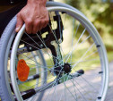 В Белёве коммунальщики засыпали двор дома инвалида-колясочника щебнем
