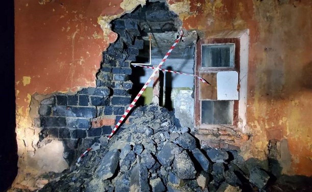 В Узловой следователи проводят проверку после обрушения стены жилого дома