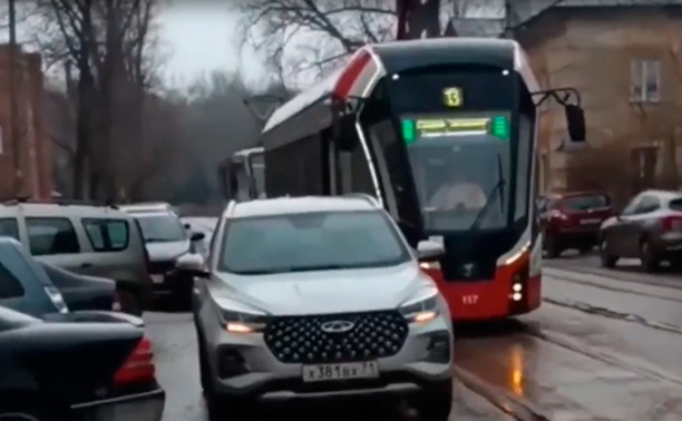 На ул. Михеева опять не могли проехать трамваи