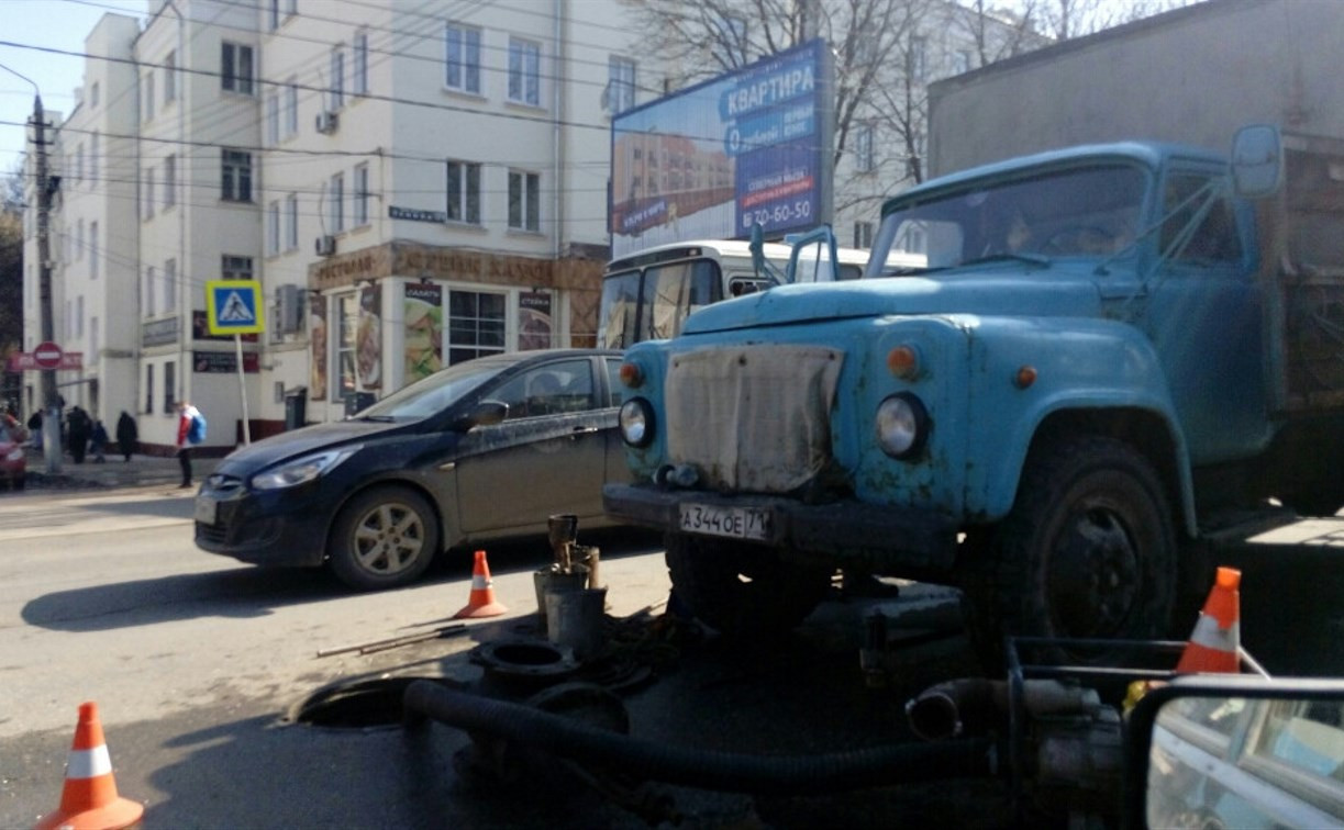 «Тулгорводоканал» откачивает воду из канализации на проспекте Ленина