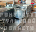 Посуда со сколами, доски навалом и грязные ножи: прокуратура провела проверку школы в Новомосковске