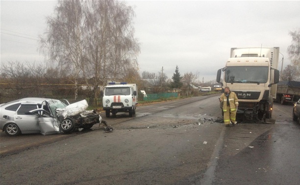 На трассе «Крым» легковушка протаранила грузовик