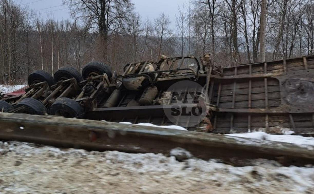 В Алексине недалеко от Свинки перевернулся грузовик с прицепом