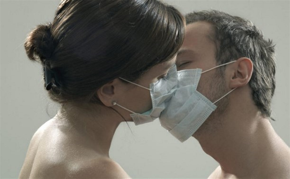 Из-за угрозы распространения вируса Зика Роспотребнадзор рекомендует отказаться от поцелуев