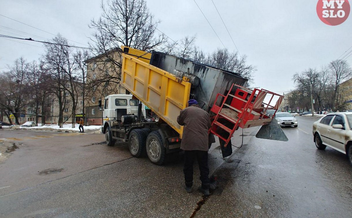 На ул. Первомайской в Туле самосвал с поднятым кузовом порвал провода