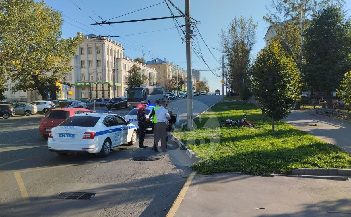 На ул. Октябрьской мотоциклист упал, пытаясь уехать от ДПС