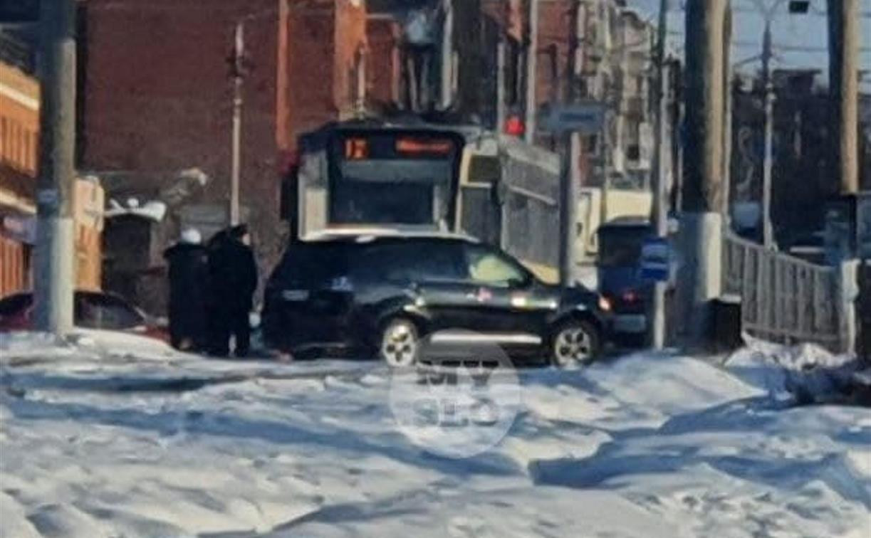 На въезде на Восточный обвод внедорожник столкнулся с трамваем 