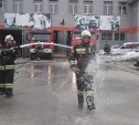 В Туле сотрудники МЧС проводили на пенсию руководителя, окатив водой из пожарных рукавов: видео
