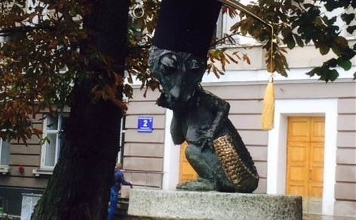Памятник «Хвосту» отметил 10-й день рождения