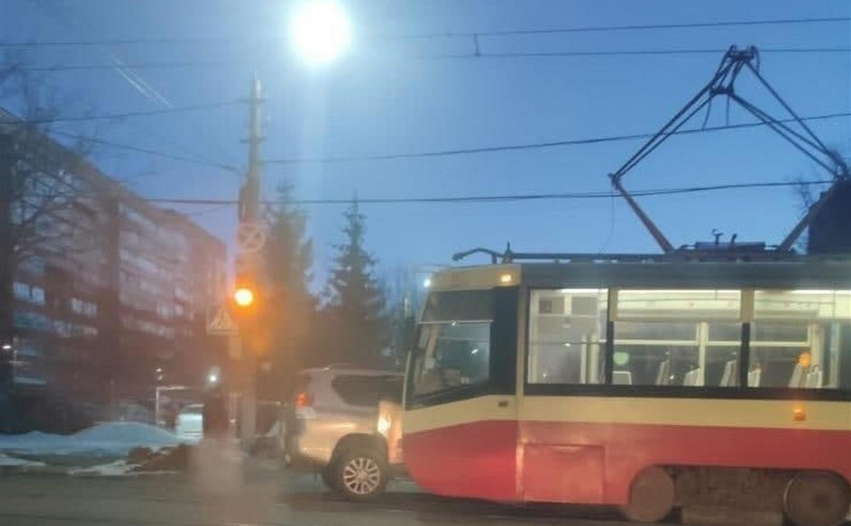 Улица Кирова встала в пробку из-за ДТП с трамваем 