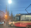 Улица Кирова встала в пробку из-за ДТП с трамваем 