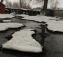 В Болохово Тульской области 2 недели во дворе дома течет фекальная река