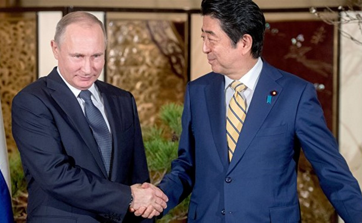 Владимир Путин подарил премьеру Японии тульский самовар 