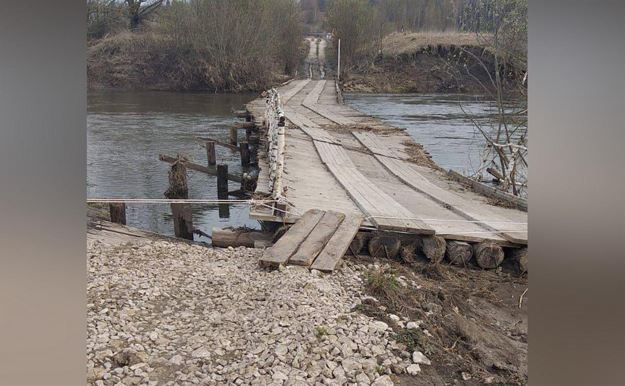 В селе Тульской области оторванную паводком часть моста привязали веревкой