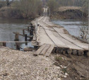 В селе Тульской области оторванную паводком часть моста привязали веревкой