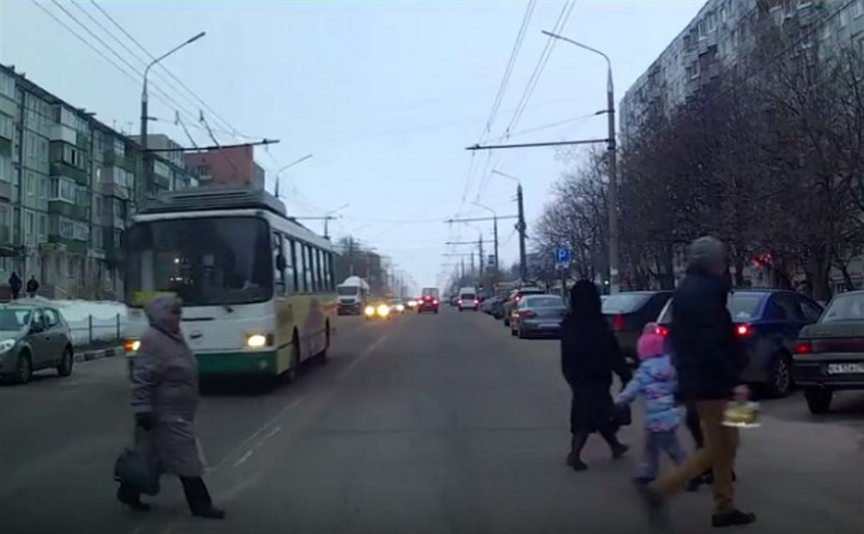 Регистратор заснял, как троллейбус не пропустил пешеходов на ул. Пузакова