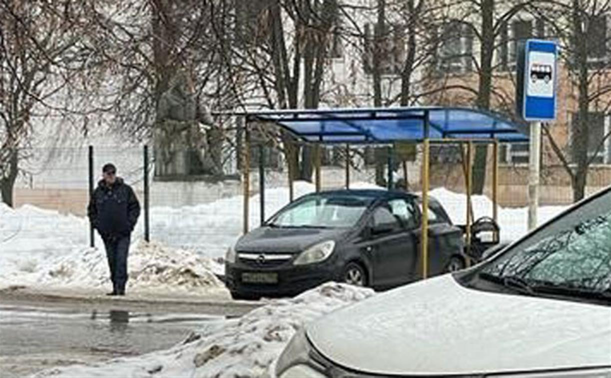 В Новомосковске Opel въехал задом в автобусную остановку и «присел» на лавочку