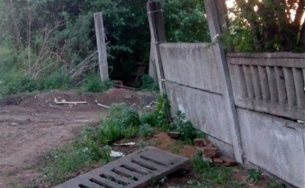 Расследование обстоятельств гибели ребенка под упавшим в Богородицке забором продолжается