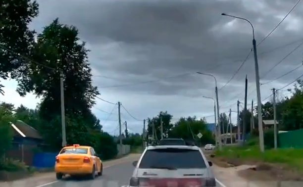 В Хрущево таксист ускорился по противоположной обочине