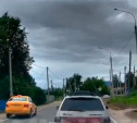 В Хрущево таксист ускорился по противоположной обочине