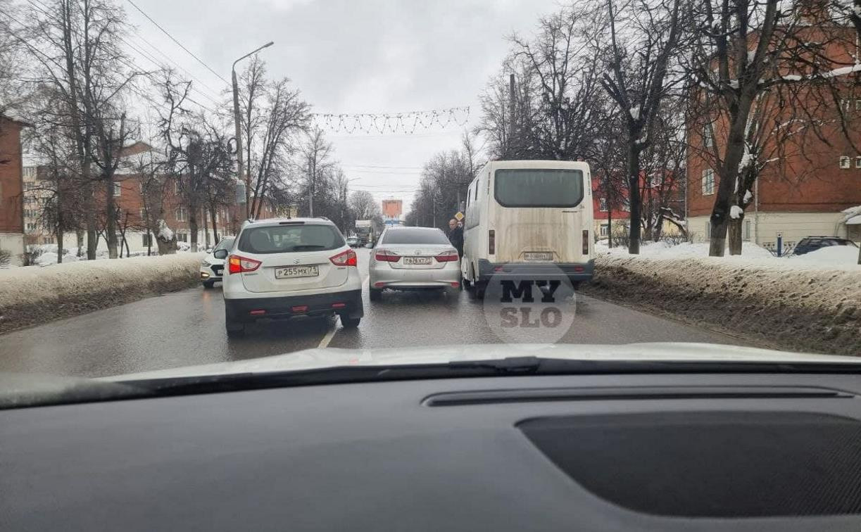 На ул. Кирова из-за ДТП с автобусом образовалась пробка
