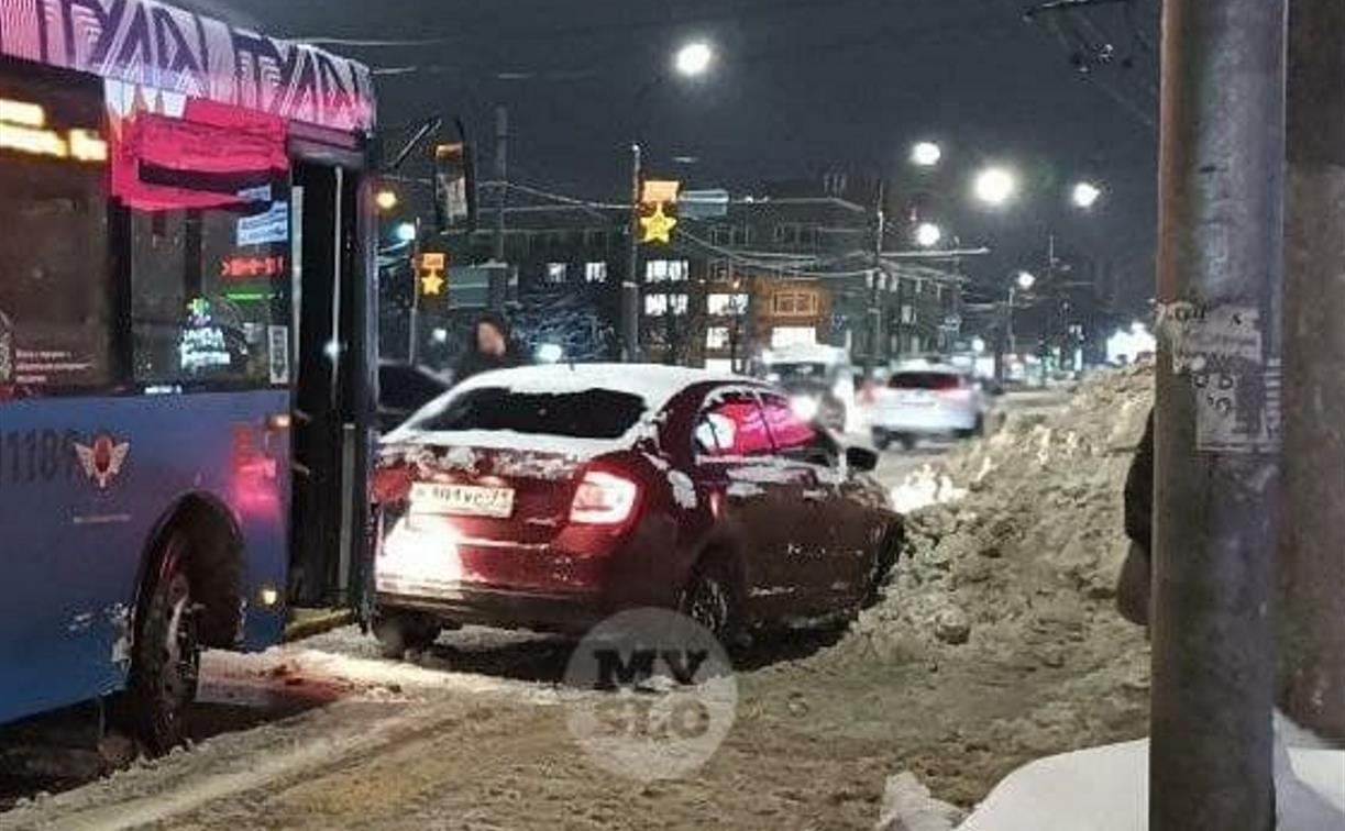 На Зеленстрое водитель «Шкоды» подрезал автобус и въехал в снежный отвал
