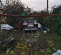 Под Тулой Lexus сбил два забора и влетел во двор частного дома: фоторепортаж
