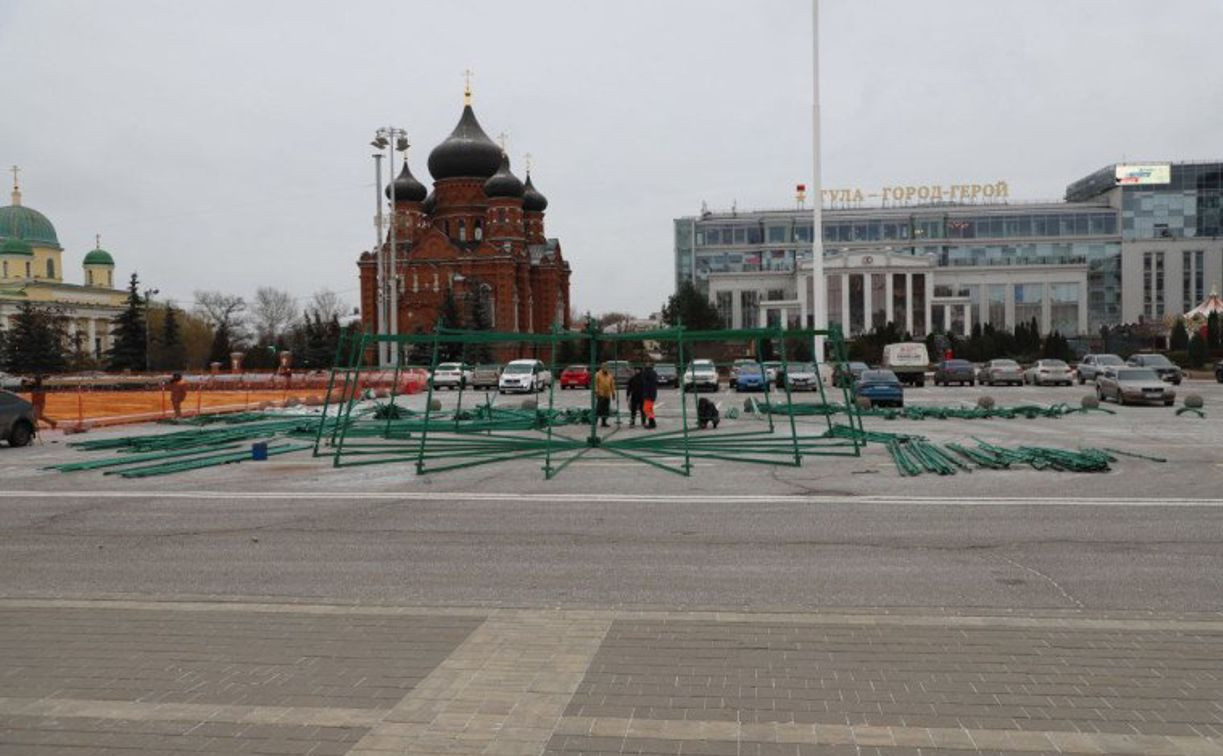 На площади Ленина начали устанавливать ёлку