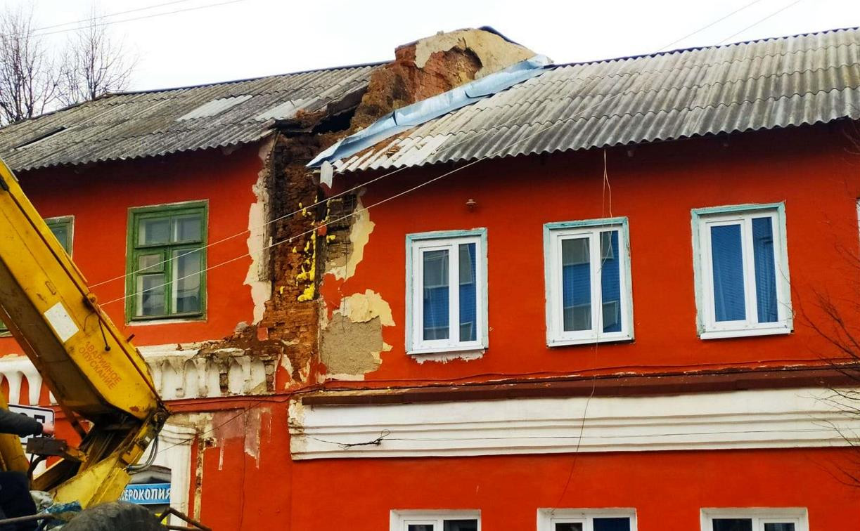 В центре Богородицка со старинного здания отвалилась часть фасада
