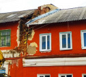 В центре Богородицка со старинного здания отвалилась часть фасада