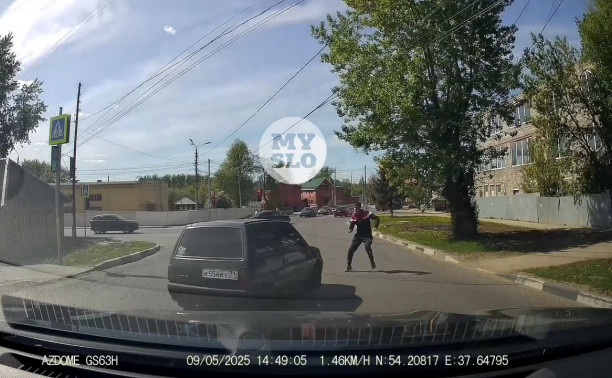 В Туле водитель «Оки» чуть не сбил мужчину на пешеходном переходе 