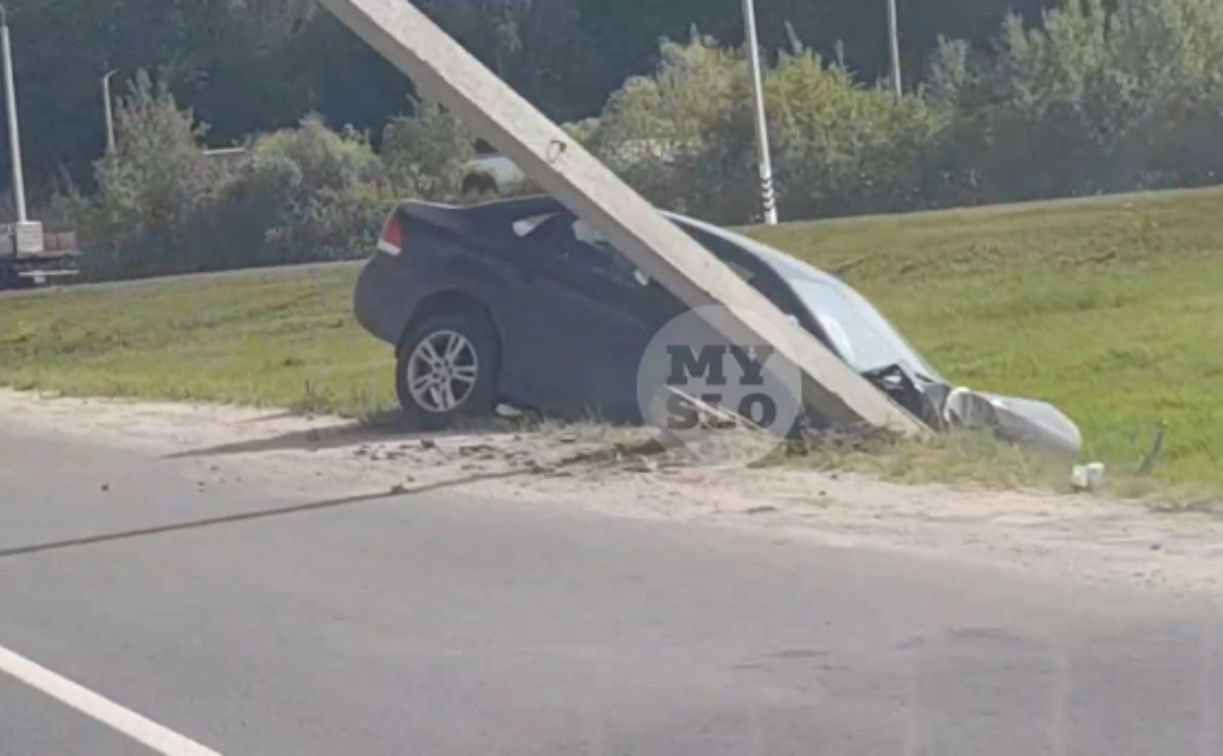 На трассе М-2 в районе развязки на Мызе Volkswagen влетел в столб