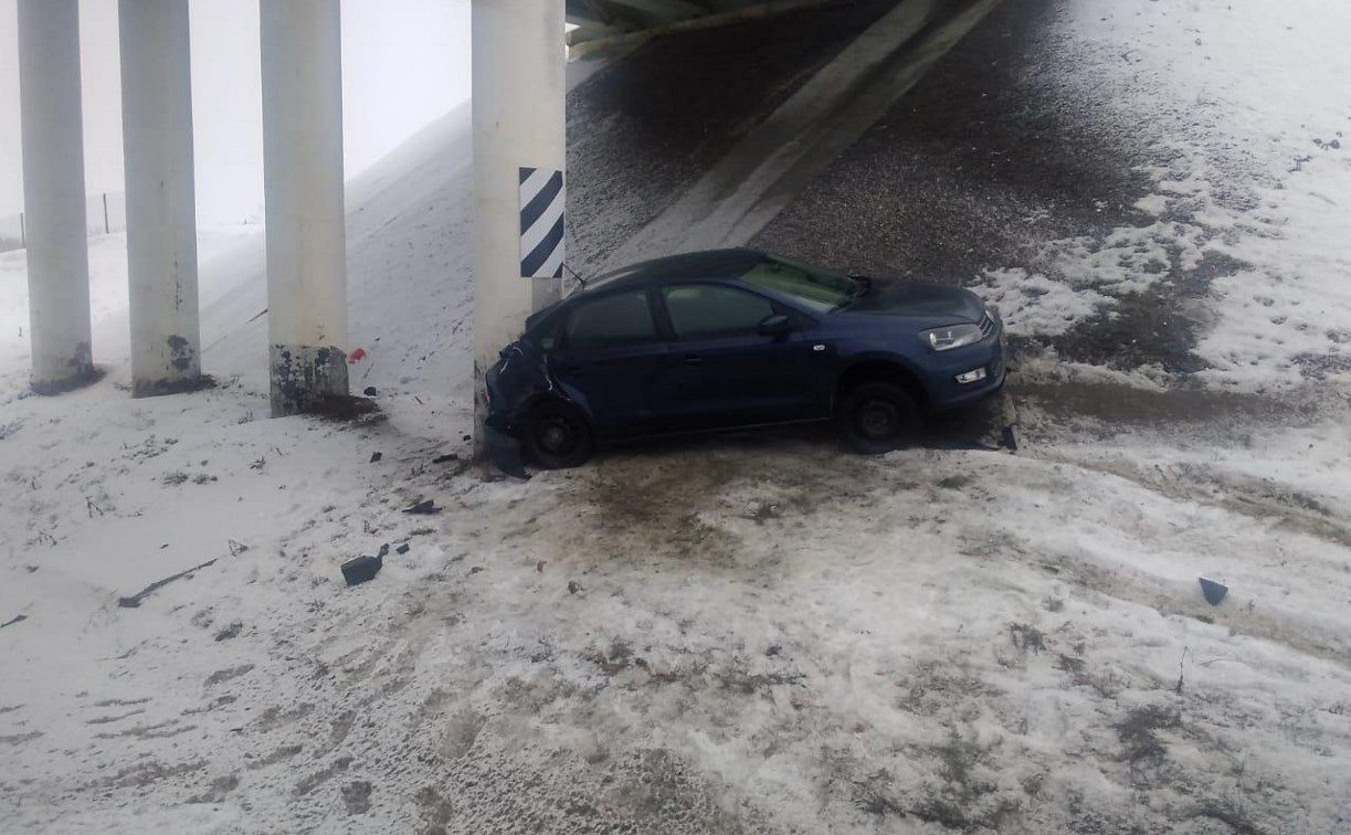 На трассе М-4 Volkswagen вылетел в кювет и врезался в опору моста