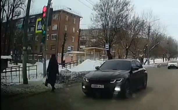 На ул. Кирова водитель BMW возле школы уверенно проехал на красный