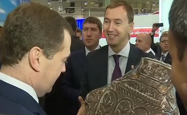 Туляки подарили Дмитрию Медведеву огромный пряник