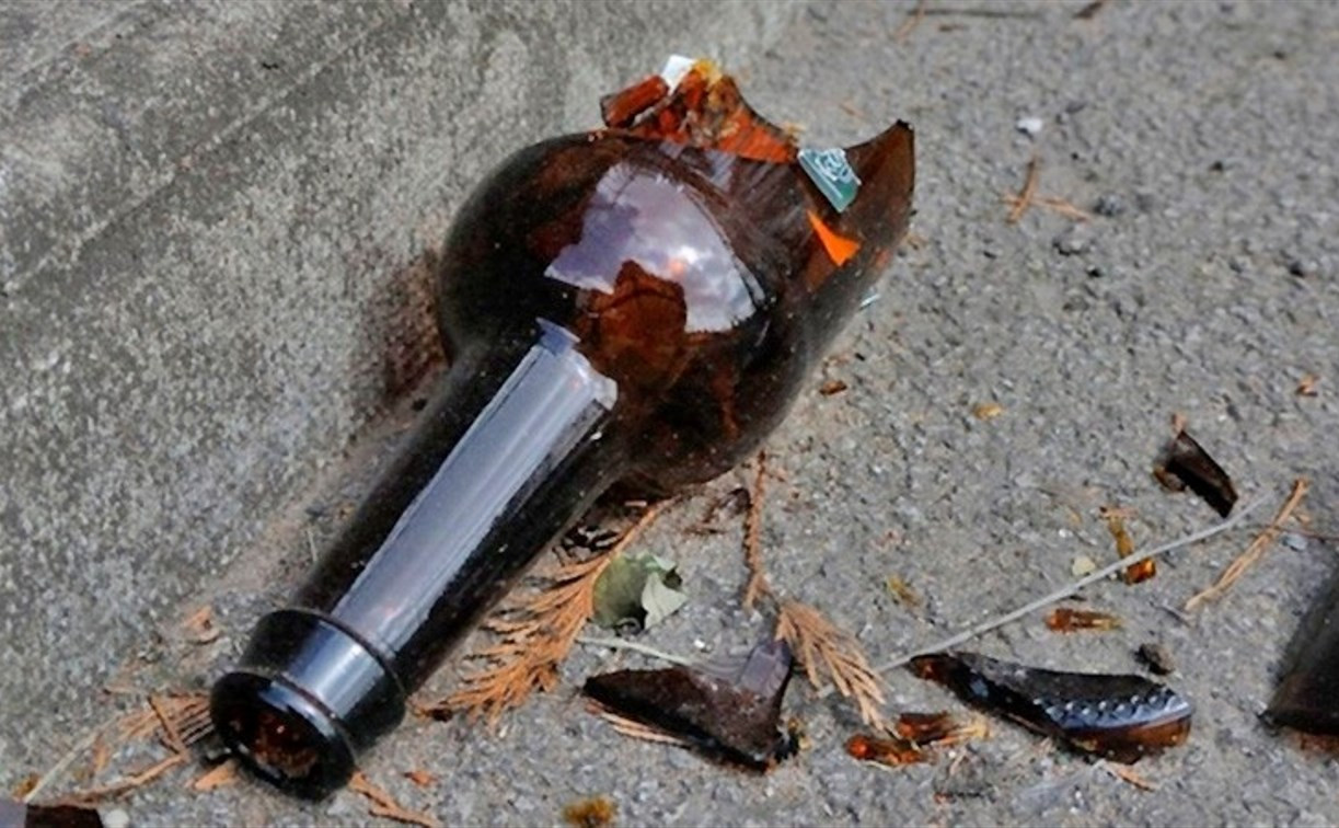 Житель Узловой пытался задушить знакомого и разбил об его голову бутылку