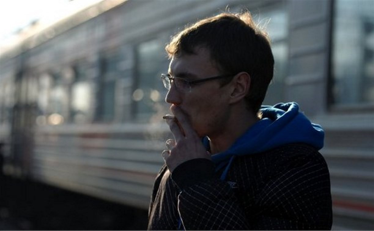 Глава РЖД предложил разрешить курение в поездах