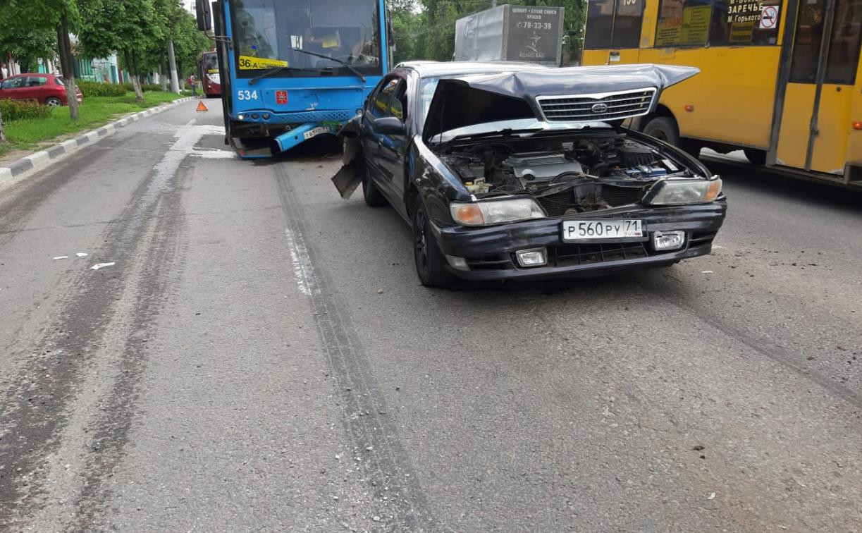 В Туле на ул. Октябрьской водитель автобуса устроил массовое ДТП: пострадали трое, в том числе ребенок