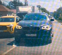 В Заречье водитель BMW не захотел стоять в пробке и едва не устроил ДТП