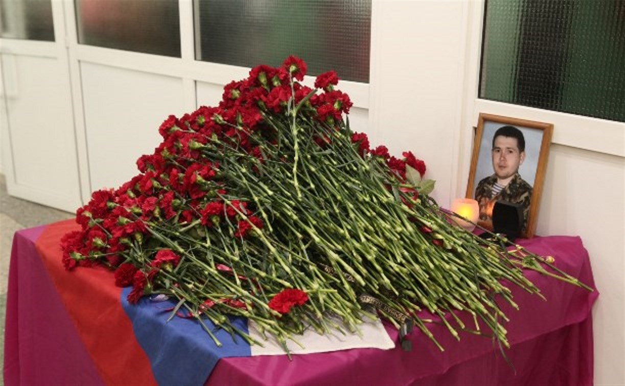 Тульские полицейские почтили память Героя России Дмитрия Горшкова
