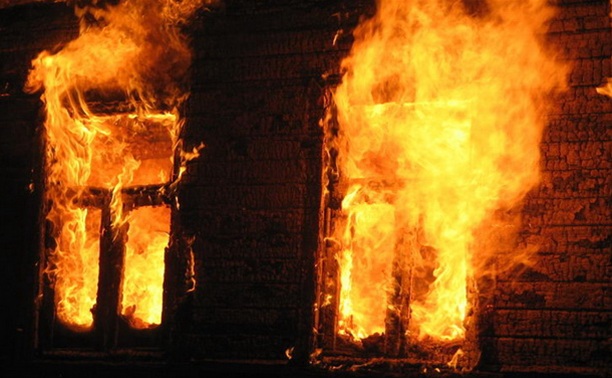В Щекино ночью сгорел частный дом