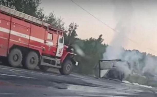 Под Тулой после жуткого ДТП загорелась иномарка: погиб мужчина – видео