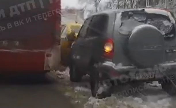 В Туле автобус сбил зеркало Chevrolet Niva и уехал