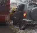 В Туле автобус сбил зеркало Chevrolet Niva и уехал