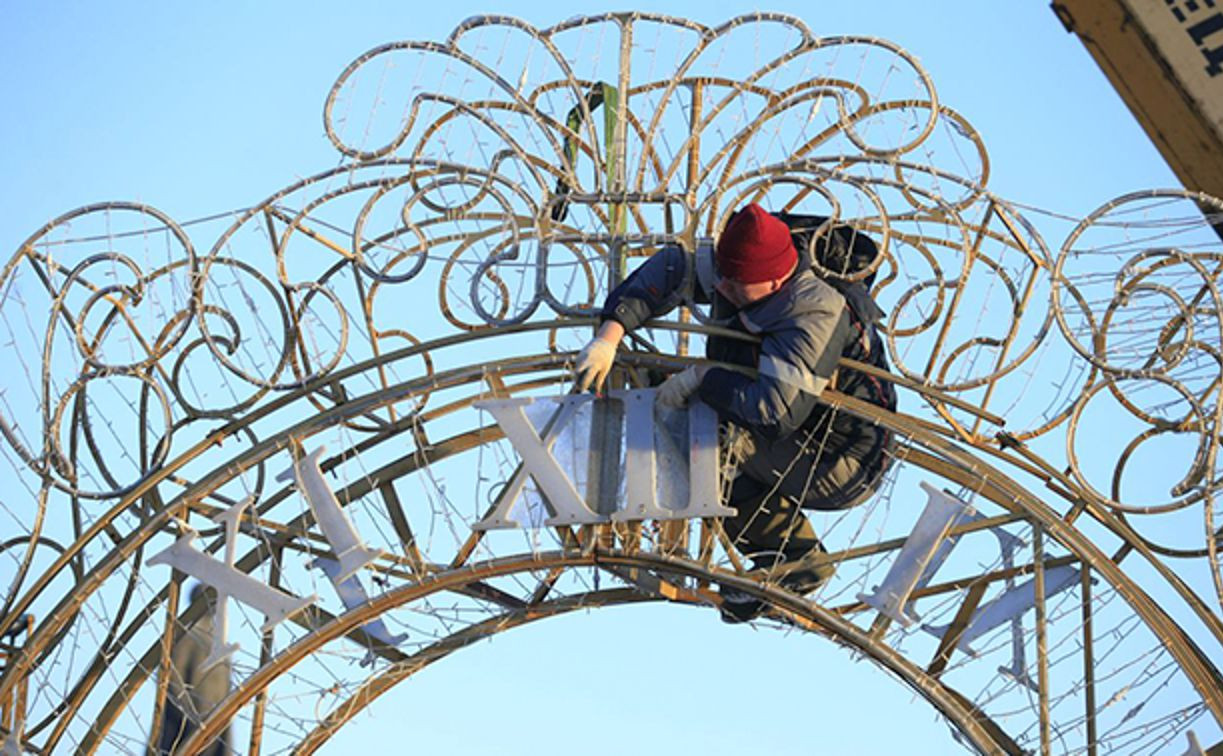 На площади Ленина в Туле разбирают новогодние украшения: фоторепортаж