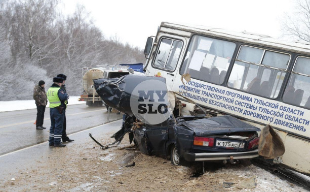 Фоторепортаж с места страшного ДТП с пассажирским автобусом на М2 под Тулой 