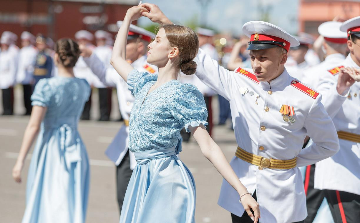 В Тульском суворовском военном училище выпускникам вручили аттестаты: фоторепортаж
