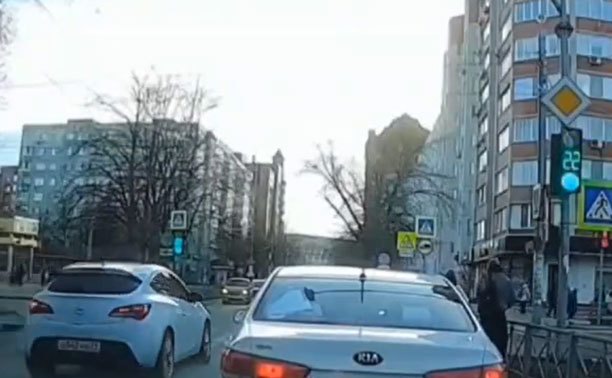 На ул. Демонстрации встретили опасного водителя