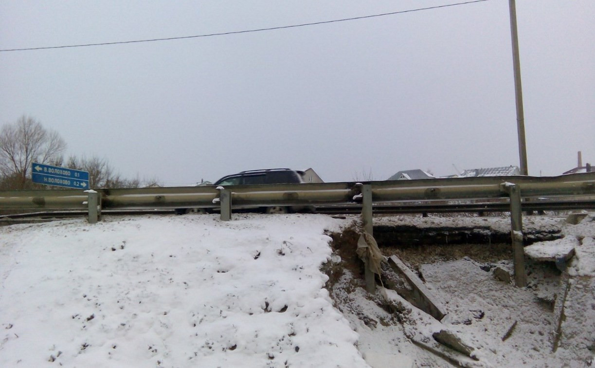 На трассе Тула-Калуга рядом с Волохово разрушен откос дороги