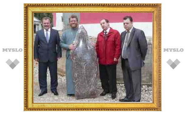 Тульским священникам подарили пряник-гигант